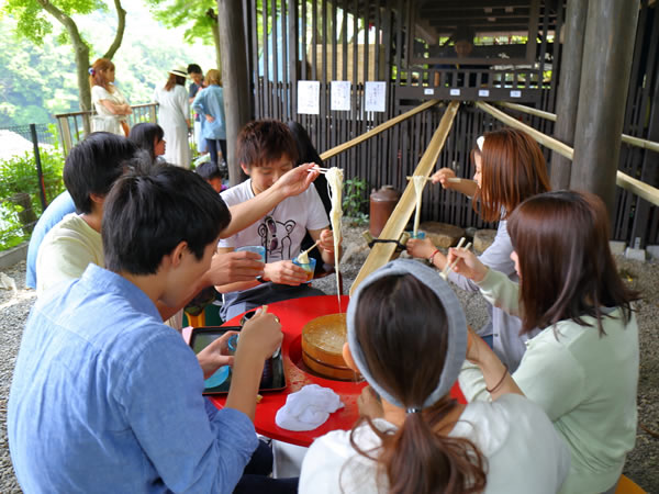 夏の名物・流しそうめん