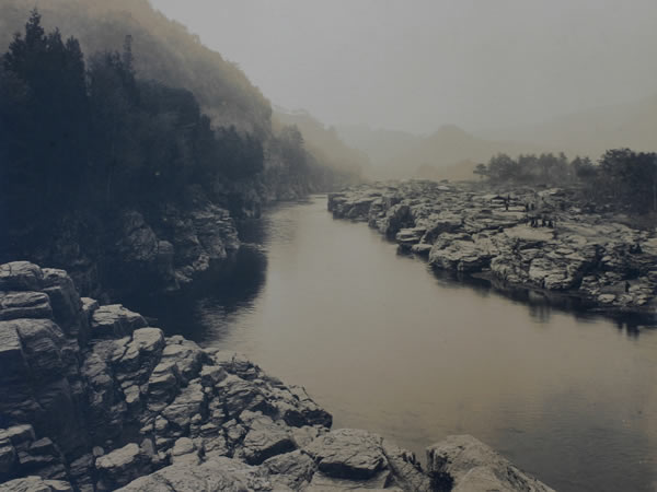 大正時代の対岸から望む岩畳